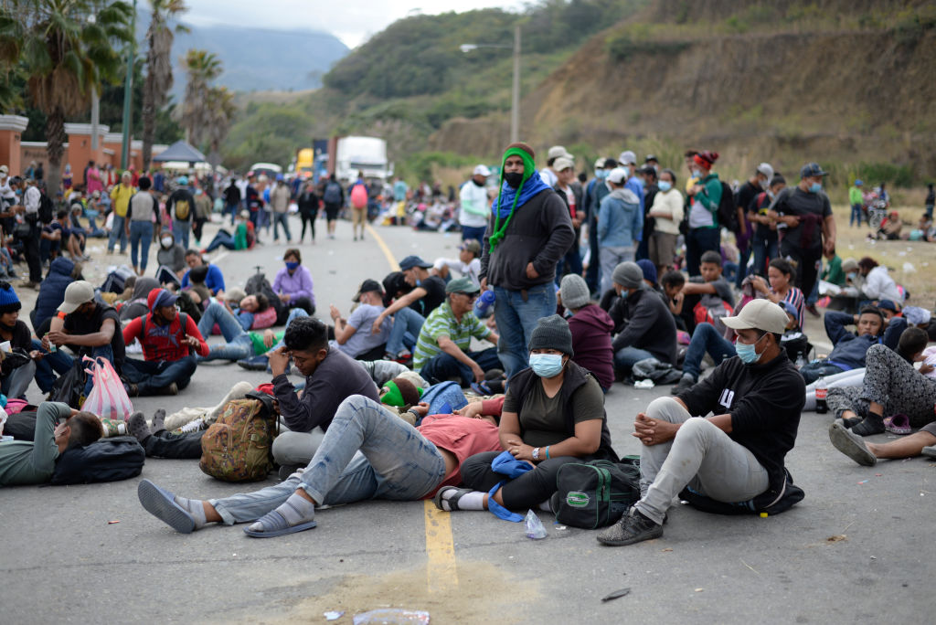 Caravana de migrantes Ej rcito y Polic a de Guatemala frenan avance