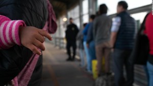 'Es frustrante': miles de migrantes esperan en México por respuestas de la administración de Biden
