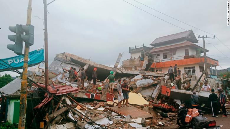 Fuerte terremoto in Indonesia deja decenas de muertos