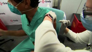 El Dr. Gupta recibe la segunda dosis de la vacuna