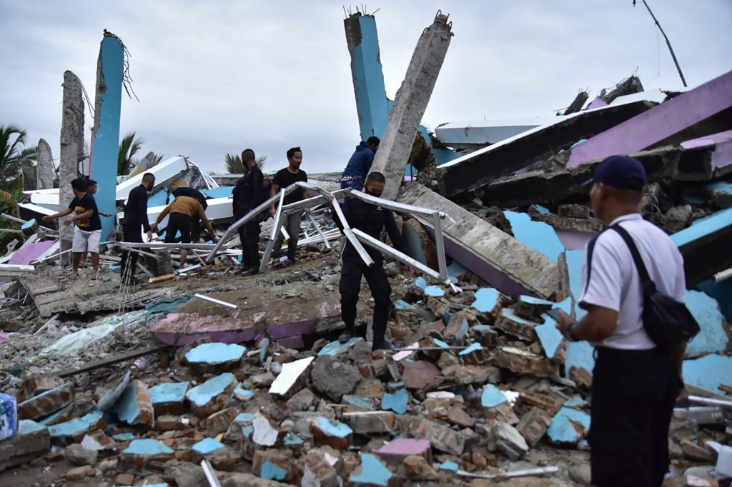 Gempa berkekuatan 6,2 skala Richter melukai ratusan orang di Indonesia