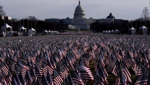 Miles de banderas cubren el Capitolio para la toma de posesión de Biden 