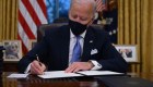 Biden firma primeros decretos en la Oficina Oval