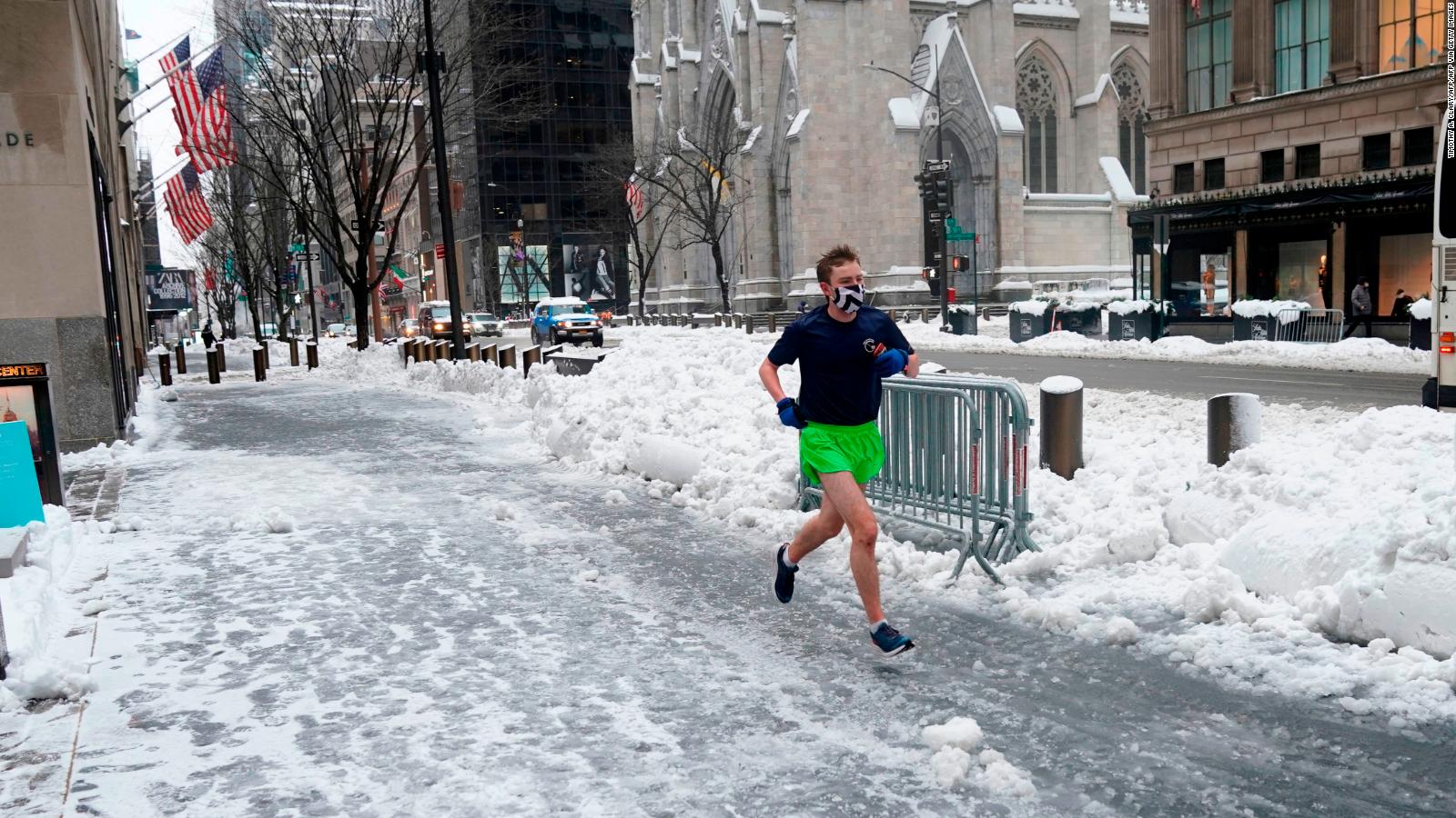 Así se vive una tarde en Nueva York en medio de una feroz tormenta de nieve  | Video | CNN