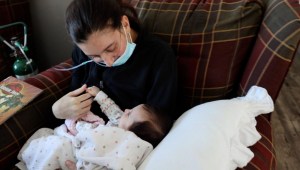 Una madre dio a luz en coma inducido por covid-19