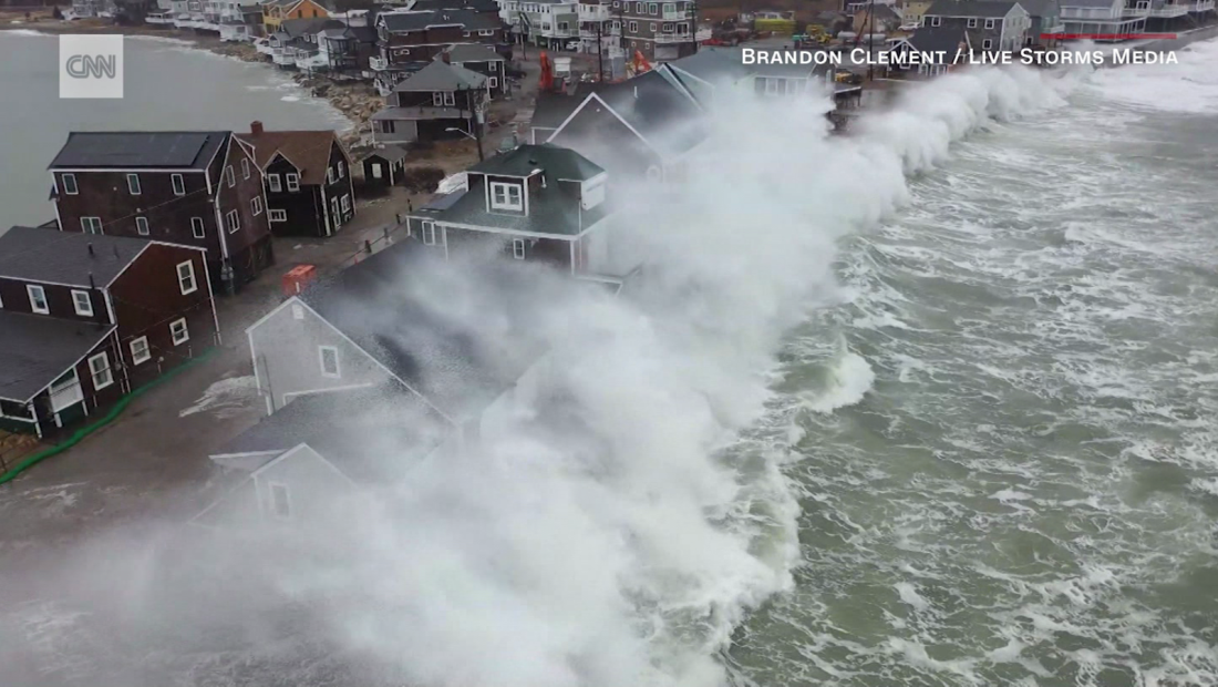 Enormes olas golpearon la costa noreste de EE.UU.