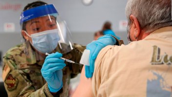 El doctor Huerta exhibe algunas molestias luego de la segunda dosis de la vacuna de Moderna