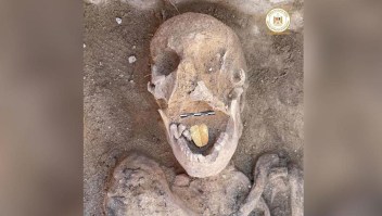 Descubren momias con lenguas de oro