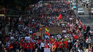 Jóvenes impulsan multitudinarias protestas en Myanmar