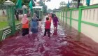 Un río color sangre en Indonesia