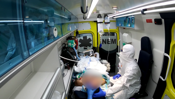 La pandemia dentro de ambulancia que transporta pacientes de covid-19