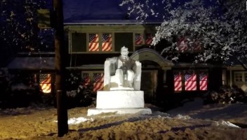 Tallan en hielo una réplica del Monumento a Lincoln