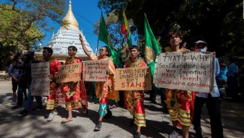 Sin noticias de Aung San Suu Kyi mientras protestan en Myanmar