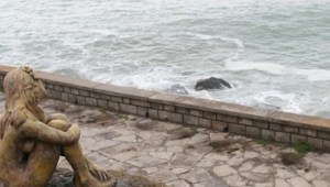 Misteriosa aparición de una escultura en Mar del Plata