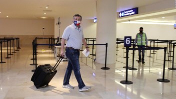 Ted Cruz vuelve a Texas tras volar a Cancún el miércoles
