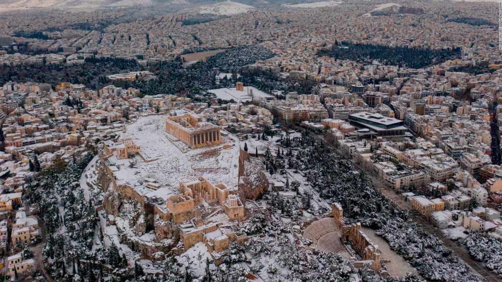 La Acrópolis de Atenas bajo la nieve