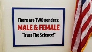 Pancarta de Taylor Greene: "Hay dos géneros: másculino y femenino"