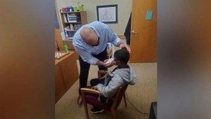 Director escolar arregló el pelo de alumno avergonzado