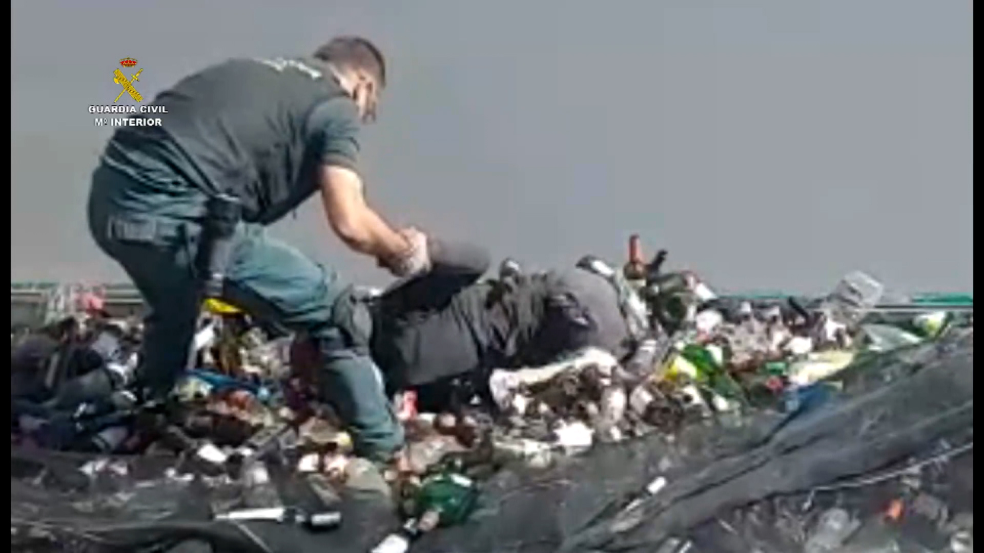 They are rescuing 41 migrants hidden in the rubble at the port of Melilla
