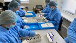 Rusia presume nueva fábrica de vacunas de covid-19 incluso cuando su gente hesita en recibir la vacuna
