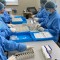 Rusia presume nueva fábrica de vacunas de covid-19 incluso cuando su gente hesita en recibir la vacuna