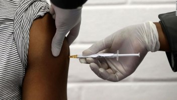 Sudáfrica detiene el despliegue de la vacuna de AstraZeneca después de que un estudio muestra que ofrece menos protección contra la variante