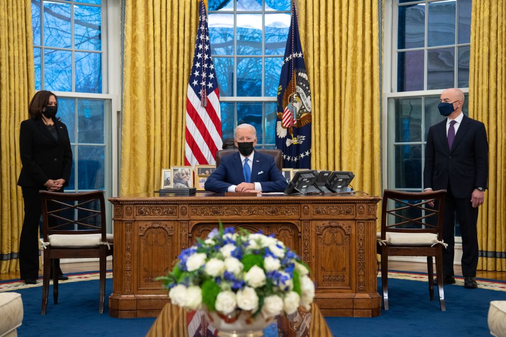 Biden firma decretos sobre reunificación familiar, frontera e inmigración