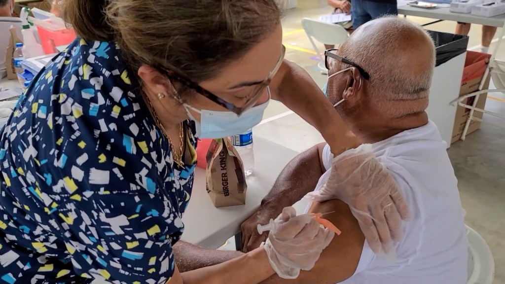 Puerto Rico sufre de escasez de vacunas contra el covid-19