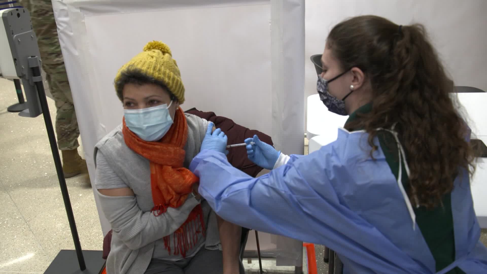 Vaccination begins at Mets stadium in New York |  Video