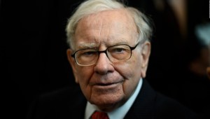 Warren Buffett se une club de los mega ricos