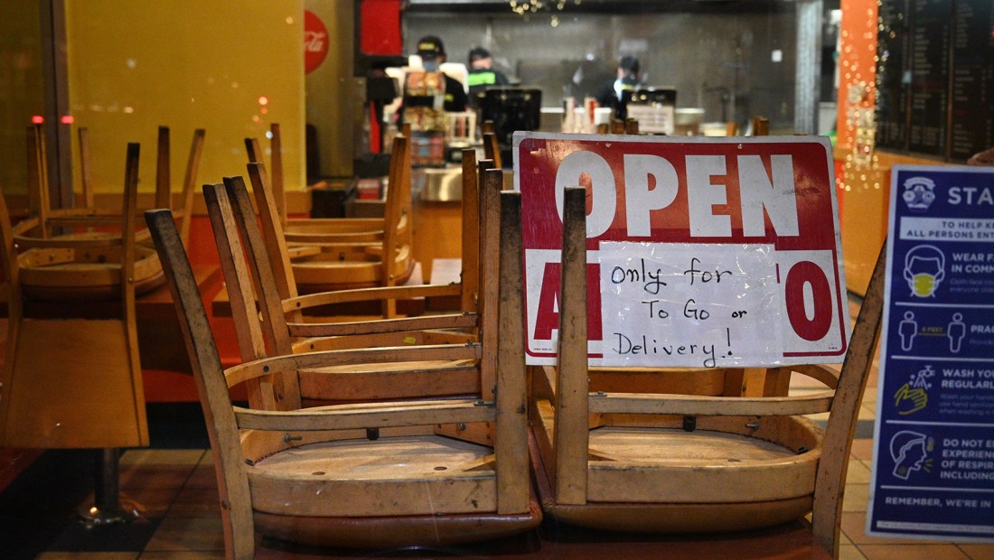 Los empleados trabajan en un restaurante abierto solo para pedidos o con entrega a domicilio, en Burbank, California, el 23 de noviembre de 2020 (Crédito: Getty Images)