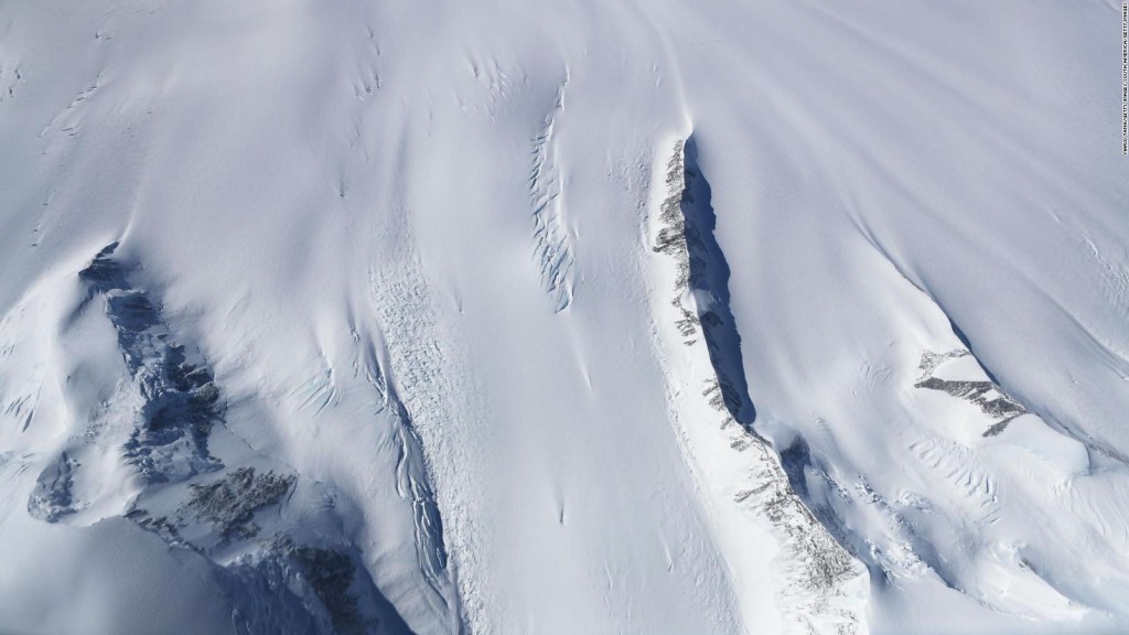 Iceberg breaks down in Antarctica