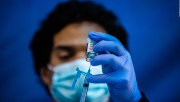 Hispanos desconfían más de la vacuna de covid-19