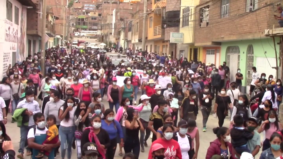 Sepultan a joven peruano arrojado de un puente en Colombia