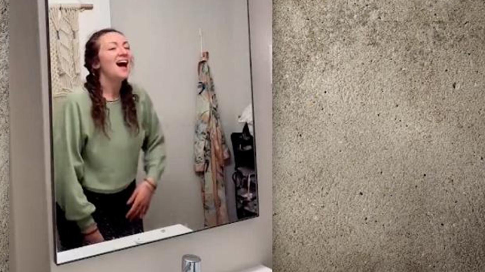 Mujer discover a detached apartment beyond the floor of his bathroom |  Video