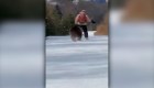 Oso salvaje persigue a un instructor de esquí en Rumania