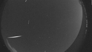 Video capta un meteoro atravesando el cielo