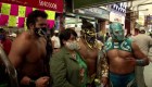 Luchadores mexicanos hacen cumplir el uso de mascarilla