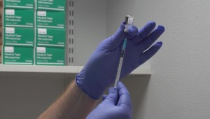 "Mujer que falleció después de vacunarse fue coincidencia" asegura funcionario