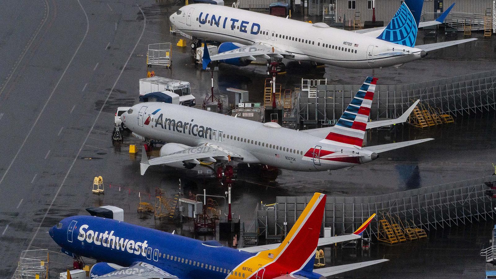 Hundreds of flights canceled just before Christmas Eve