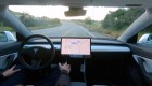 Tesla retira de manejo autónomo a conductores distraídos