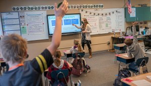 EE.UU. analiza reducir el distanciamiento en las escuelas
