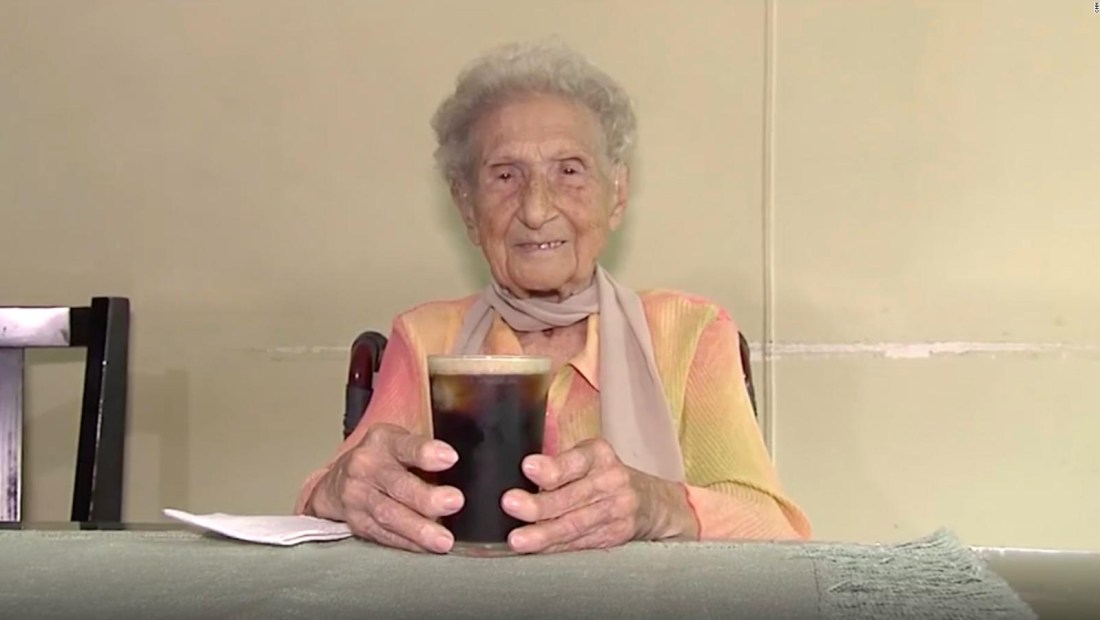 Mujer de 100 años celebra así haberse vacunado