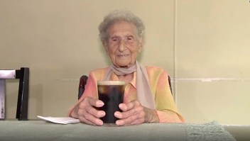 Mujer de 100 años celebra así haberse vacunado