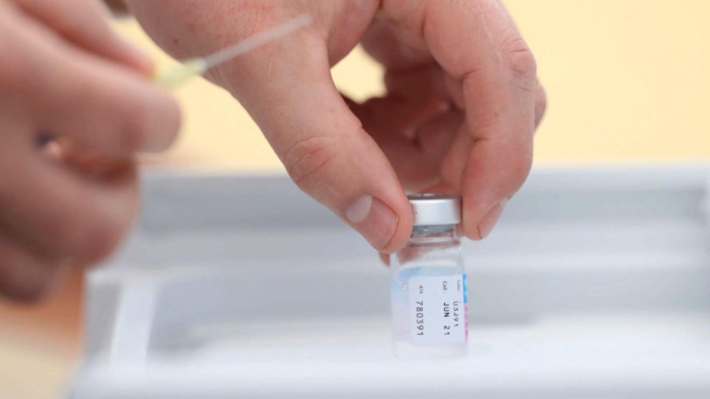 Médico responde dudas sobre la vacuna de AstraZeneca