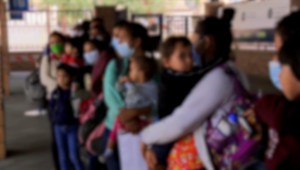 Los niños "corren riesgos altísimos" al ir hacia la frontera, dice experto