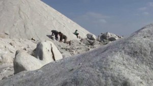 A falta de nieve, en Egipto juegan con colinas de sal