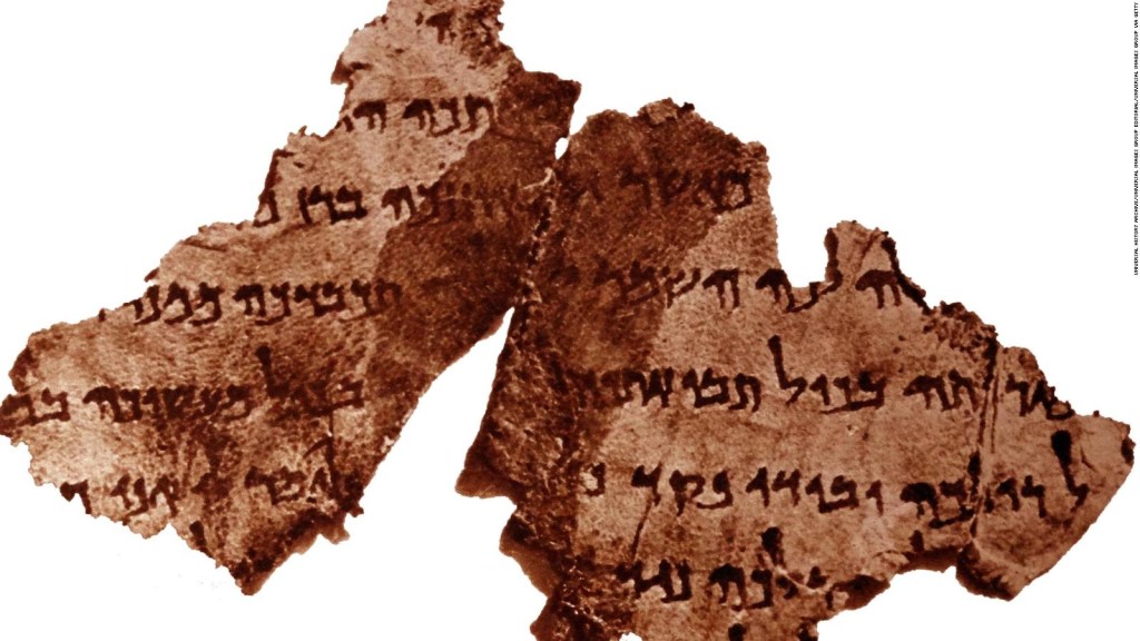 Hallan nuevas piezas de texto bíblico de hace 2.000 años