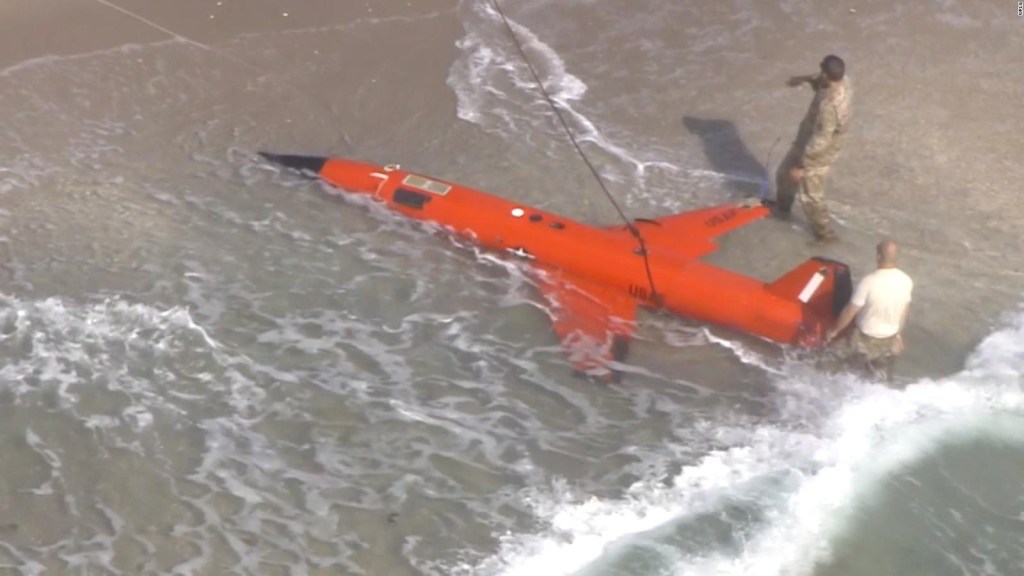 Encuentran dron militar en una playa de Florida