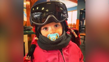 Tiene 3 años, sabe esquiar y esto pasa mientras lo hace